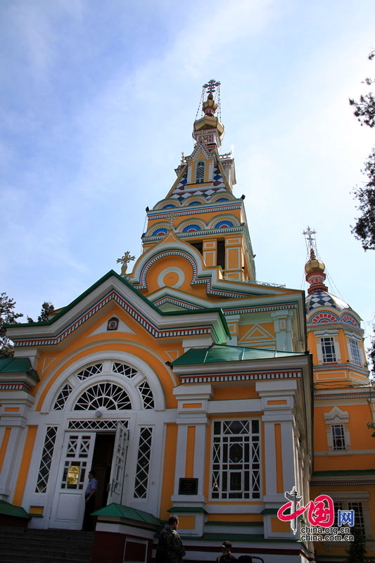 公园中央的泽尼科夫教堂。 中国网 杨佳 摄