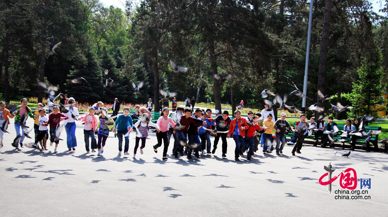广场上一群孩子在做活动。 中国网 杨佳 摄