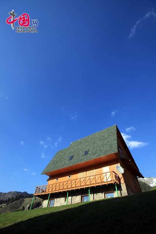 位于Malaya Almatinka山谷内的钦布拉克（Chimbulak）滑雪胜地附近的小木屋。中国网 杨佳 摄