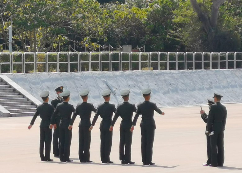 真帅解放军驻港部队教香港警察中式步操图