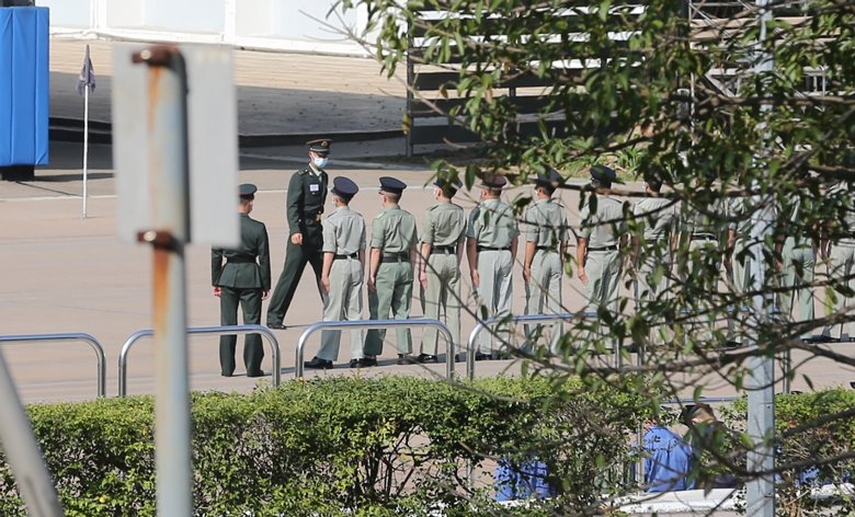 真帅解放军驻港部队教香港警察中式步操图