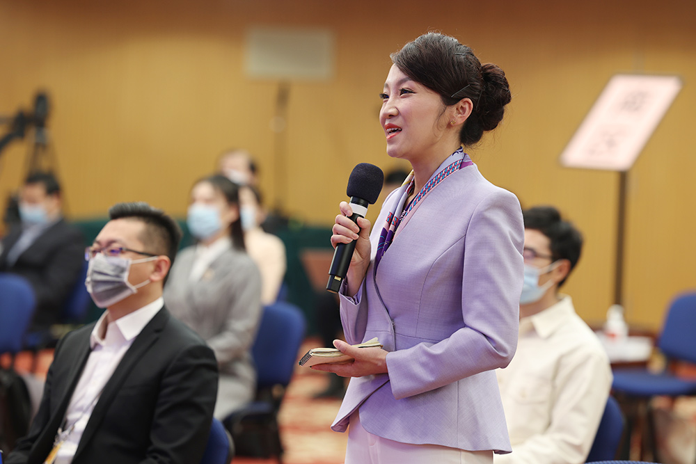 她在两会新闻中心采访报道全国两会.