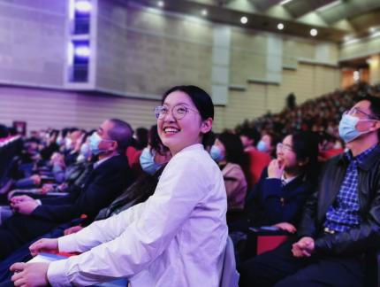 地方传真随后,重庆一中的生物老师赵尧从生物学的角度,风趣的向高2021