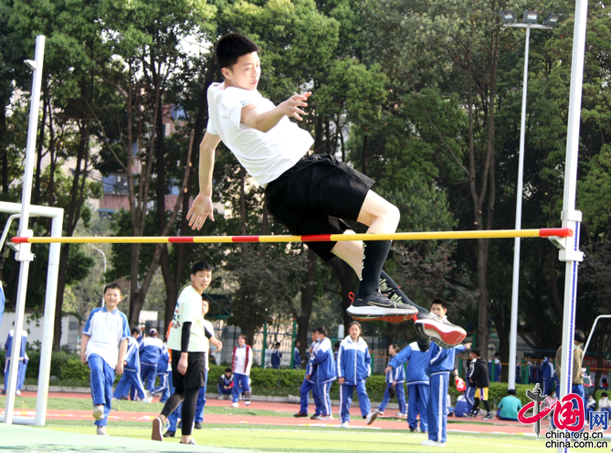 其中袁杰同学打破初二女子100米纪录,王倬秋同学打破初三女子100米