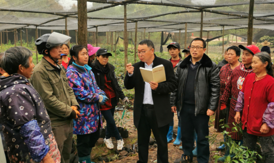 重庆铜梁区南城街道人大工委主任范川和西来村党支部书记,区人大代表