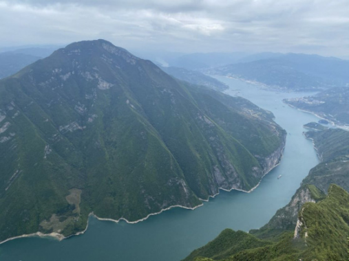 重庆奉节:清明小长假 三峡之巅景区游人如织