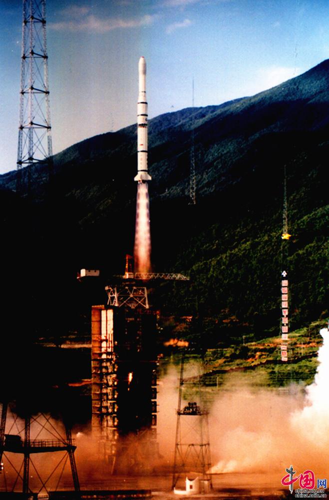 1990年4月7日21时29分,长征三号运载火箭托举亚洲一号卫星点火升空