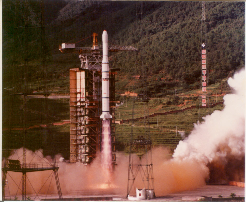 黄国畅 王玉磊)1984年4月8日,西昌卫星发射中心,长征三号运载火箭带着