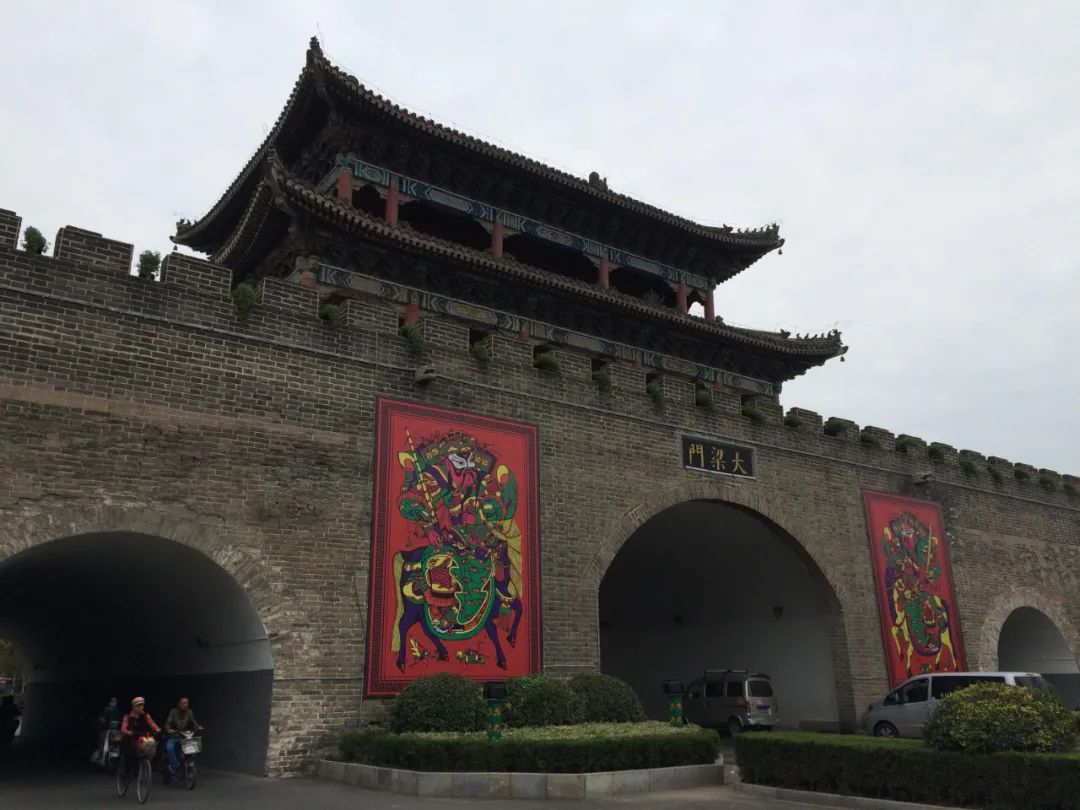 河南省开封市现存的三个城门均悬挂巨幅门神迎接八方来客
