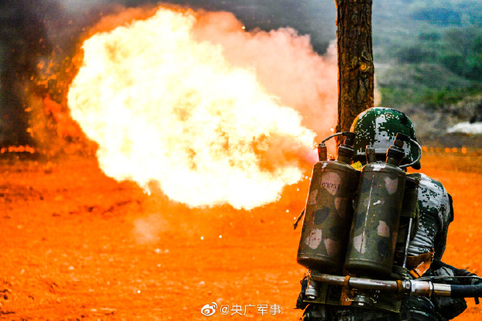 火龙出击多角度实拍喷火兵训练瞬间