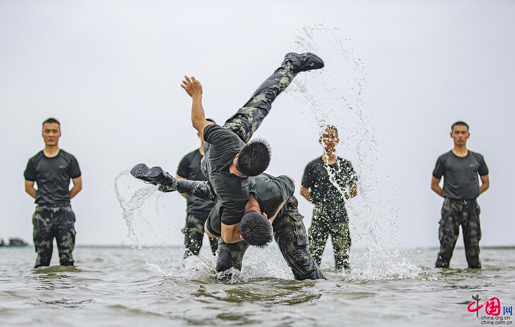 广西武警官兵驻地附近海域开展强化训练[组图]