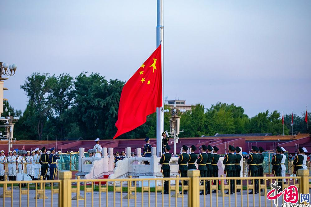 5月1日,五星红旗在升国旗护旗队员的护卫下徐徐升起中国网 郑亮摄影