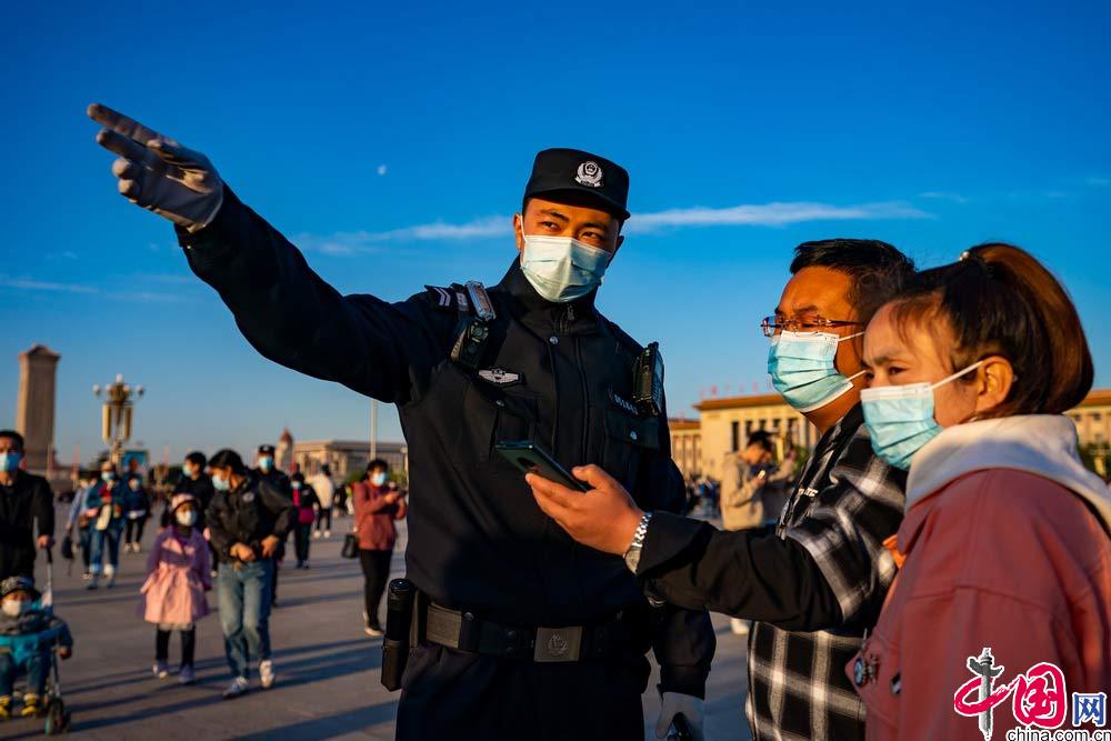 5月1日,天安门地区公安分局民警在天安门广场巡逻中国网 郑亮摄影
