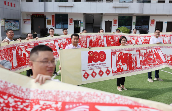 福建德化杨梅百米刻纸作品献礼百年华诞