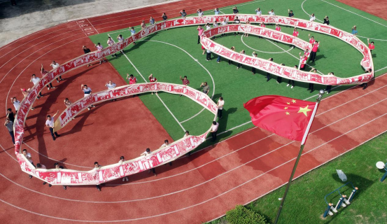 摄▲张九强 郑金花 摄据悉,德化县杨梅乡刻纸作品《光辉百年》长100米