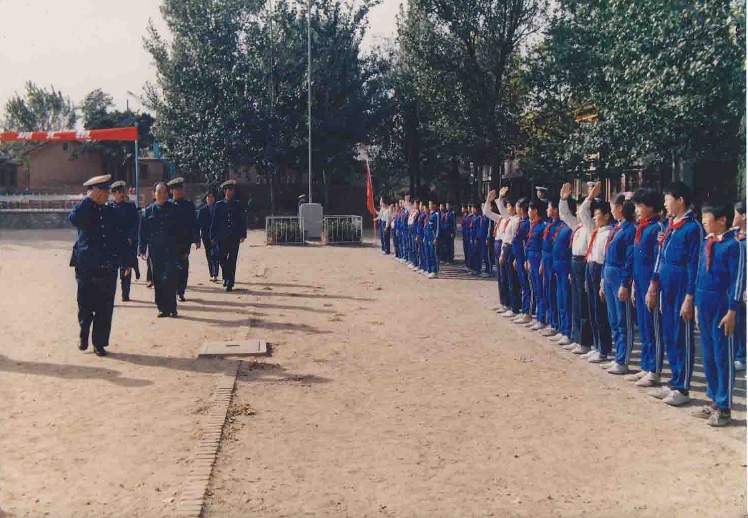 北京七一小学校服图片