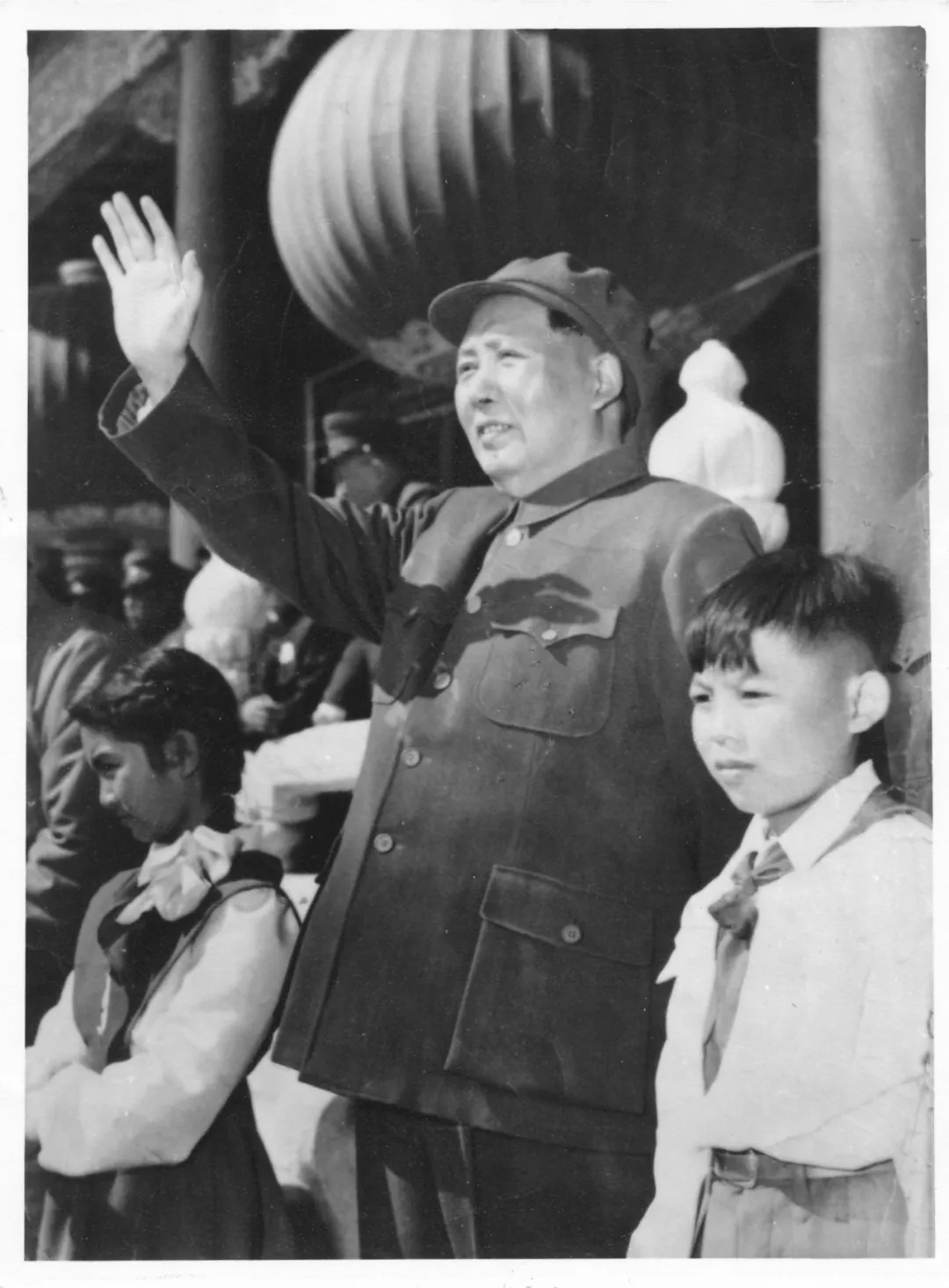1953年10月1日,毕业生王晓怀小朋友向毛主席献花(供图/北京市六一幼儿