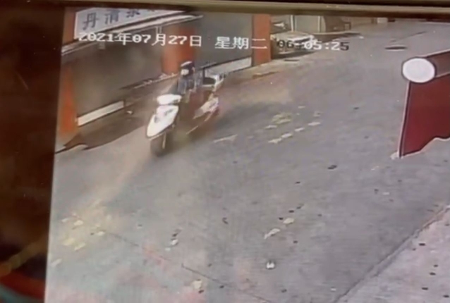 7月27日，丢狗处的监控视频拍摄到的偷狗骑手。受访者供图