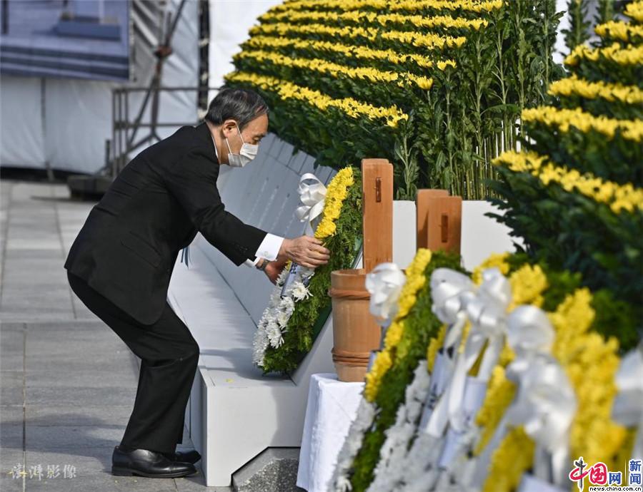 日本首相菅义伟出席"广岛核爆"纪念活动并献花圈
