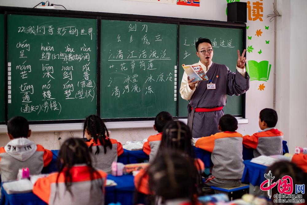 【雪域欢歌70载 西藏启航新时代】用爱陪伴乐学善思 一座高原小学不变