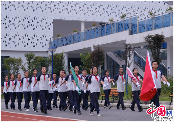 在向阳桥中学"感恩明志 逐梦复兴"2021-2022学年上期开学典礼上,师生