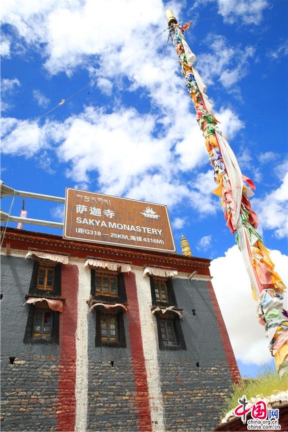 向西,扎什伦布寺就坐落在平均海拔4000多米的后藏政教中心日喀则地区