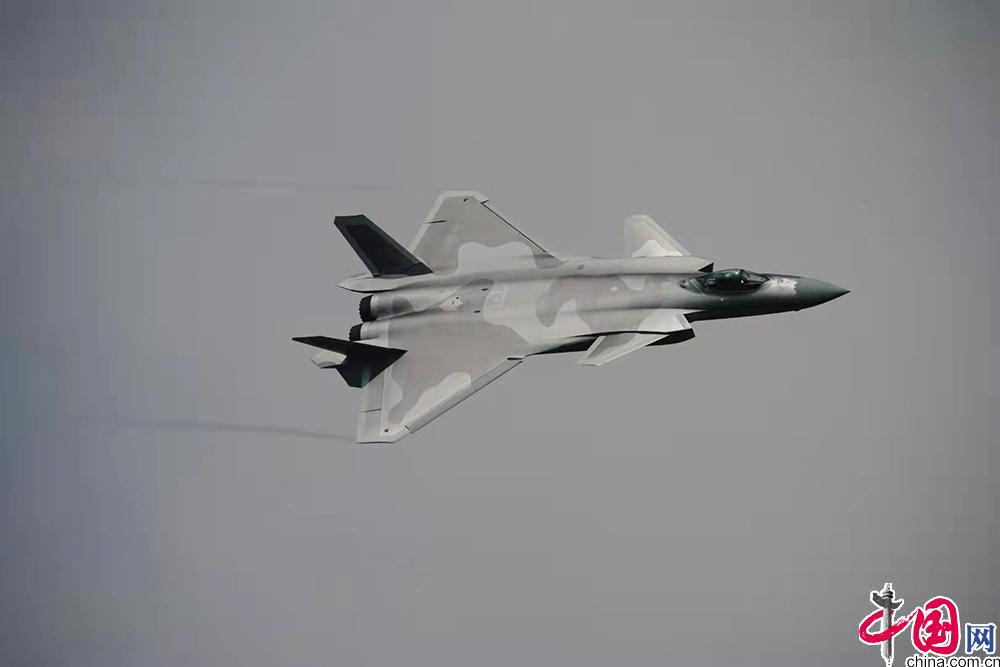 9月28日,第十三届中国国际航空航天博览会开幕,图为歼-20进行飞行展示