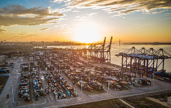 新华社记者 蒲晓旭 摄  9月12日,农民在贵州省龙里县湾滩河镇金批村