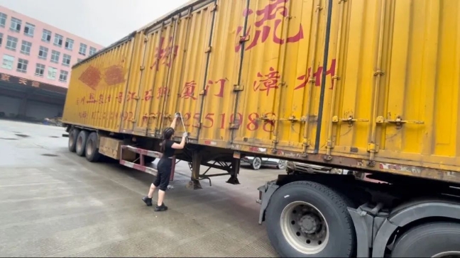 在一家物流园卸货。