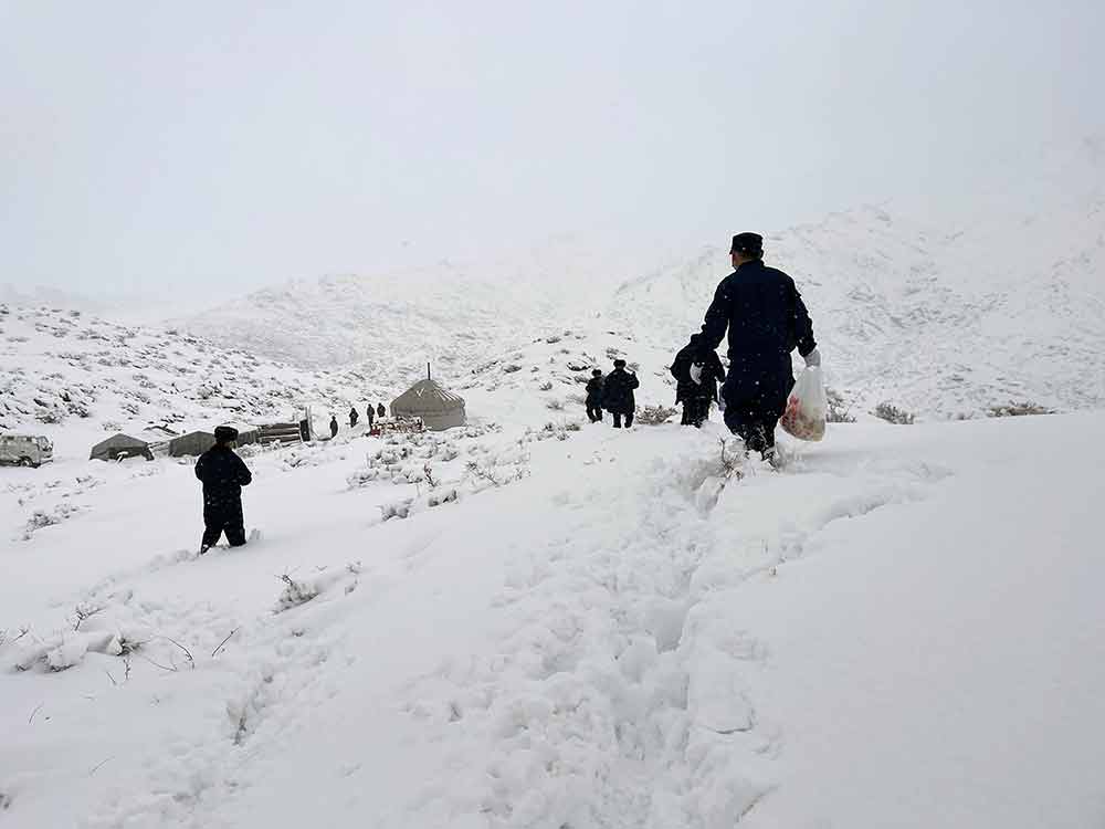 新疆阿勒泰大雪封山民警雪中送粮暖人心