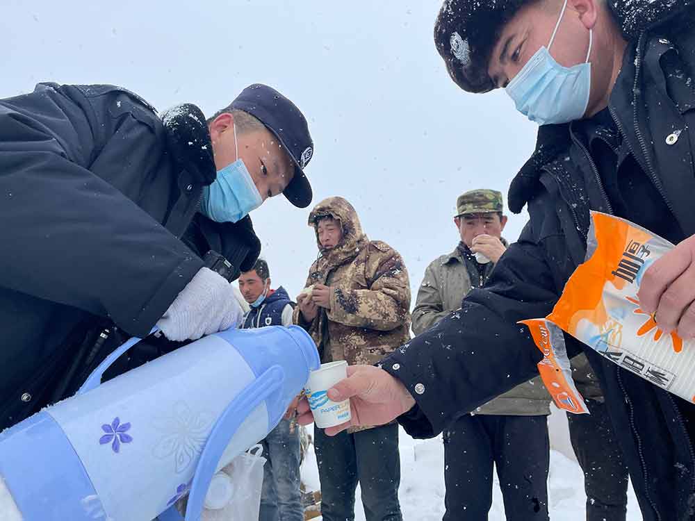 新疆阿勒泰大雪封山民警雪中送粮暖人心