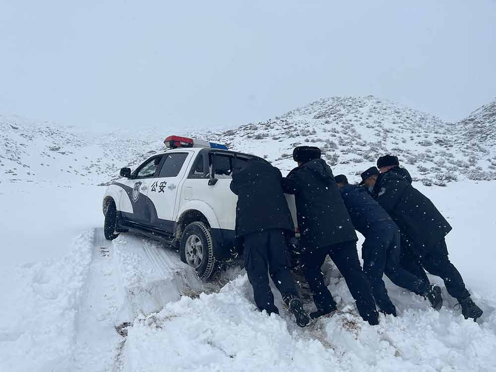 新疆阿勒泰大雪封山民警雪中送粮暖人心