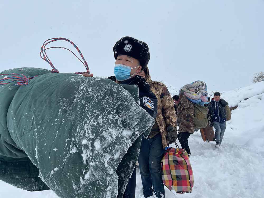 新疆阿勒泰大雪封山民警雪中送粮暖人心