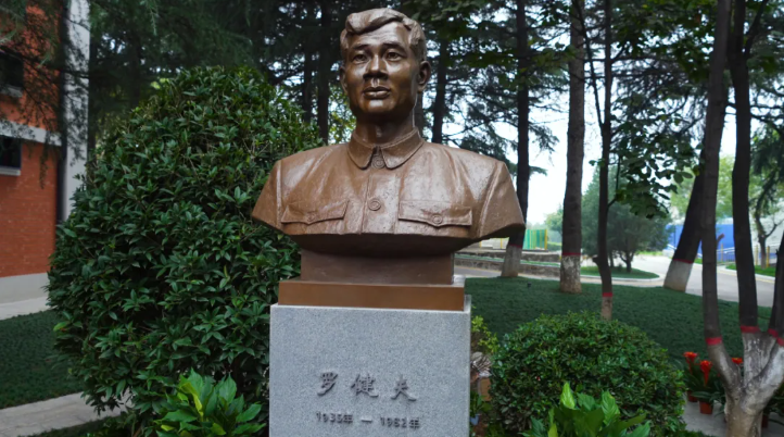 基地大楼前的罗健夫塑像