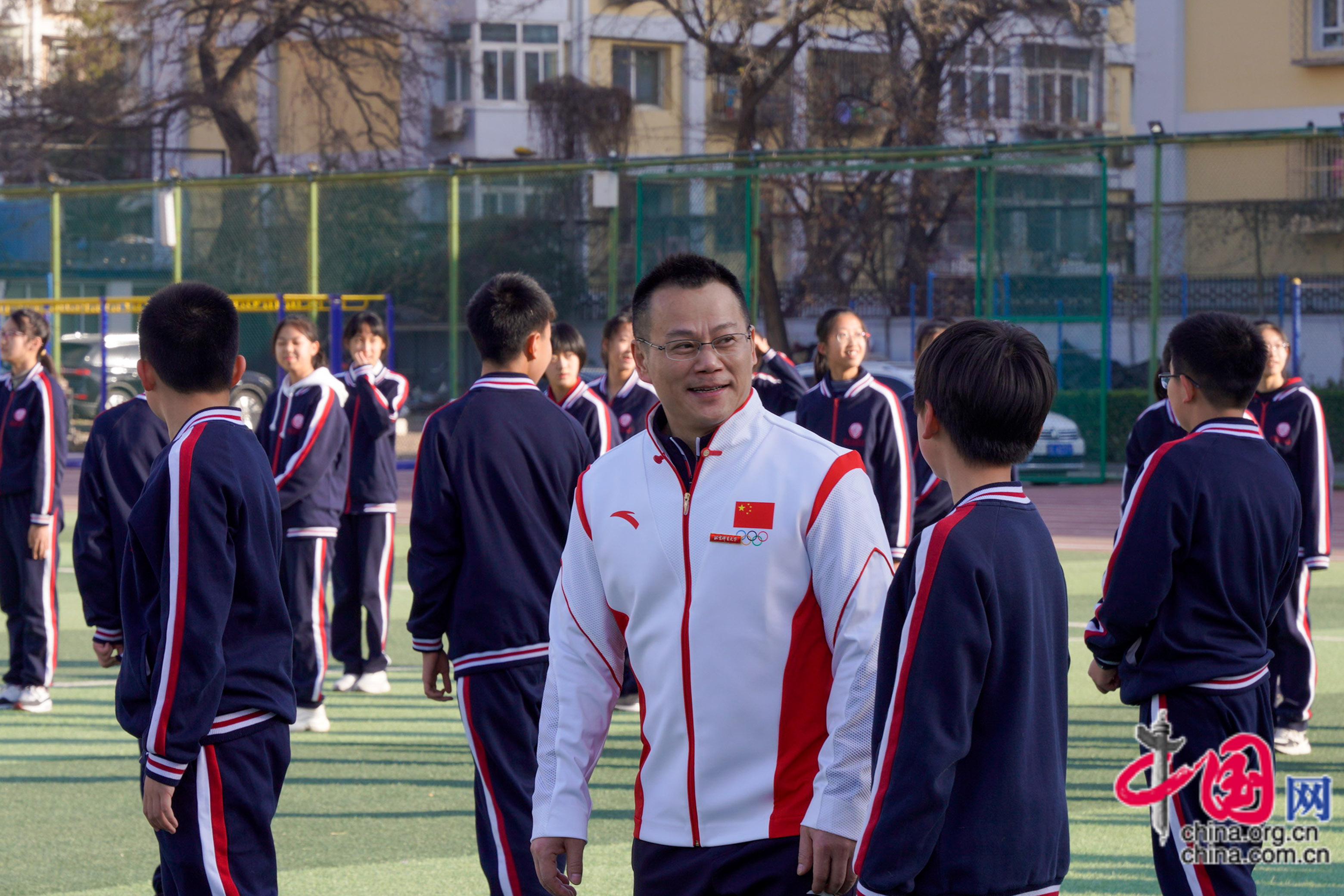 张国政在北京汇文中学和学生们共上一堂体育课。中国网记者胡俊 摄