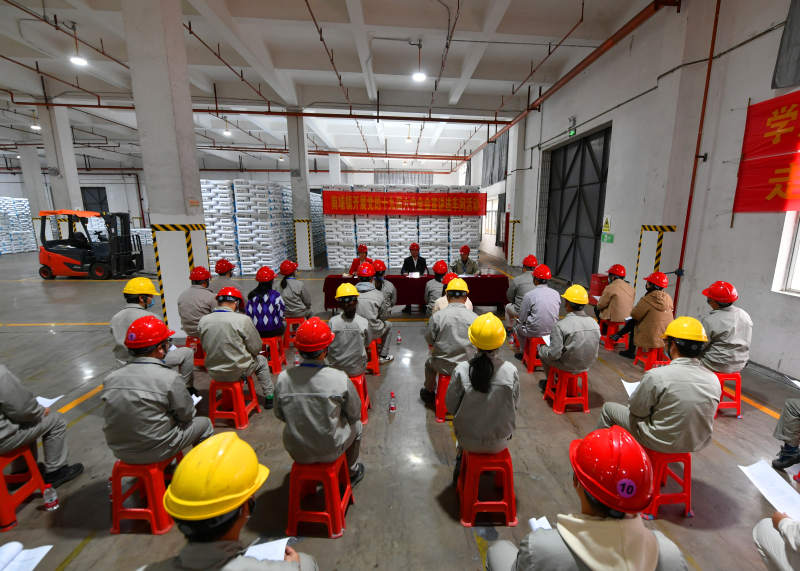 在福建天原化工有限公司,南埔镇宣讲团成员,镇党委书记陈宝喜率队走进