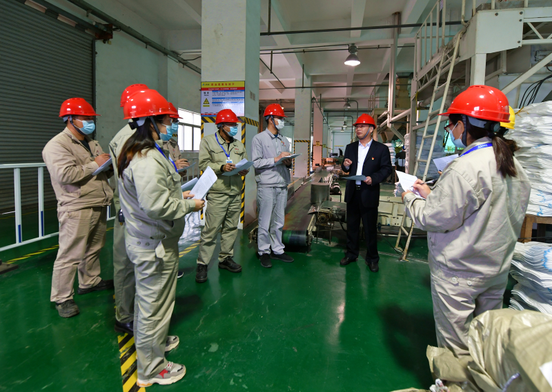 在福建天原化工有限公司,南埔镇宣讲团成员,镇党委书记陈宝喜率队走进