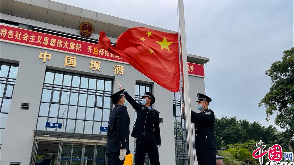 祖國你好2022元旦五星紅旗迎風飄揚