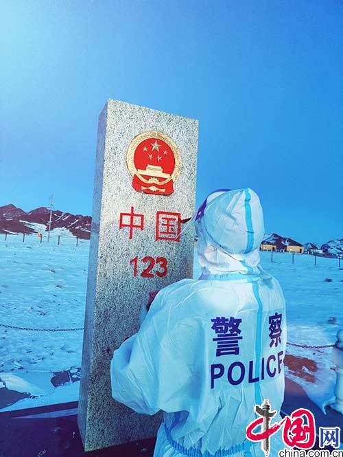 国境線の｢警察の日｣ 境界標識を塗り直す人民警察たち_中国網_日本語