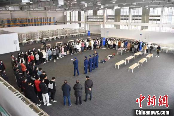 华北电力大学志愿者在延庆赛区注册和制服分中心接受场馆消防培训。　北京冬奥组委供图