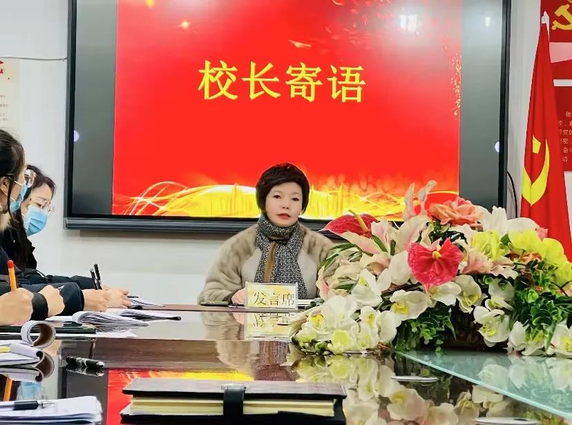 最后黄彬校长为座谈会做了指导性讲话,从教师思想,教学工作,人生规划