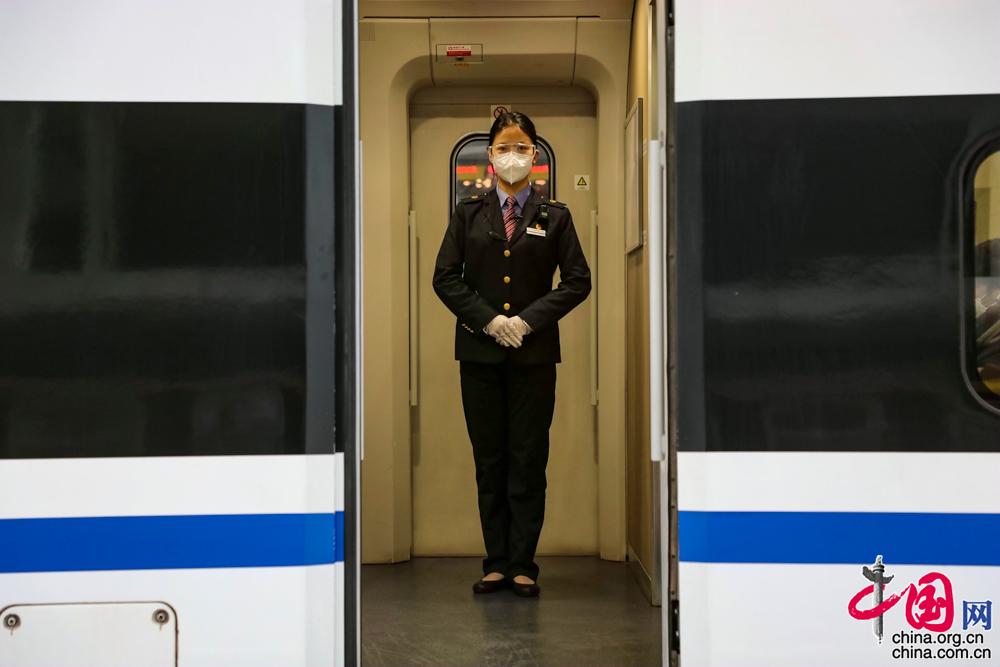 1月28日,在古田北火车站站台上,姐姐王雯萱开车前与列车长对讲机联控