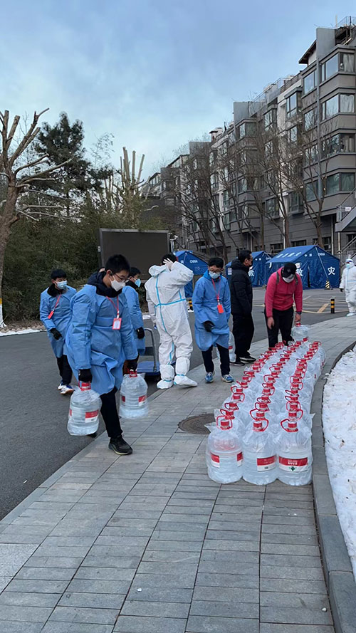 "致敬危难间挺身而出的平凡人"一位中学生眼中的抗