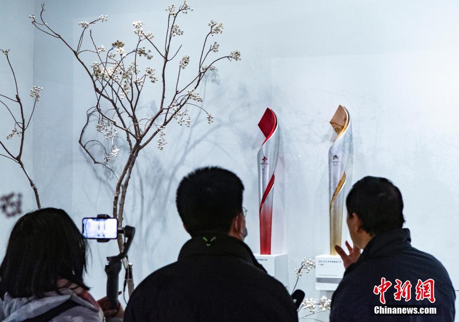 图为观众参观北京2022年冬奥会和冬残奥会火炬“飞扬”展品。 <a target='_blank' href='/'><p align=