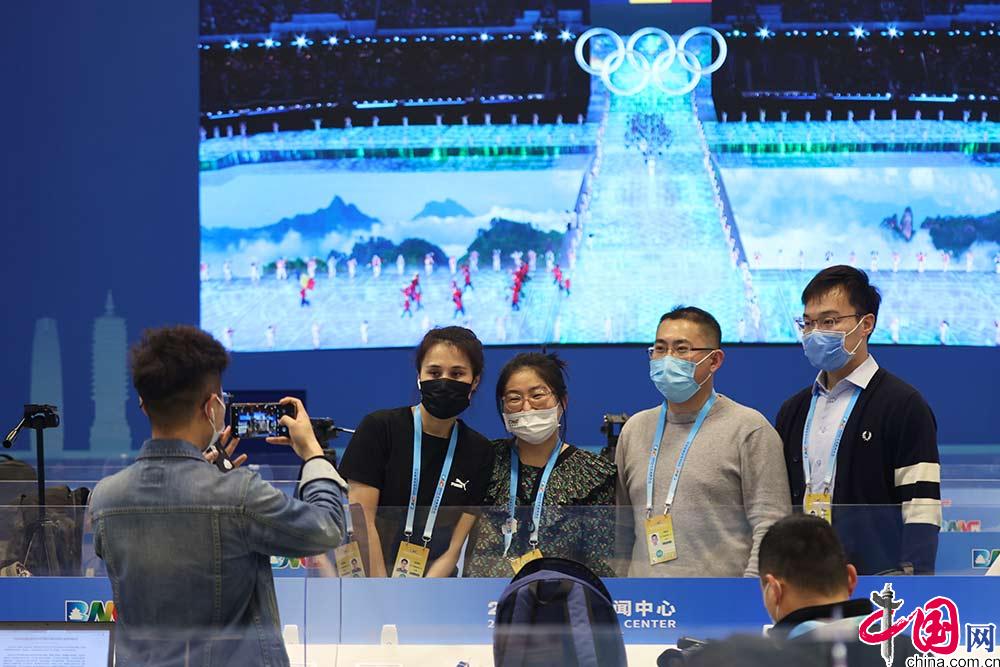 中外记者关注北京冬奥会开幕式[组图]