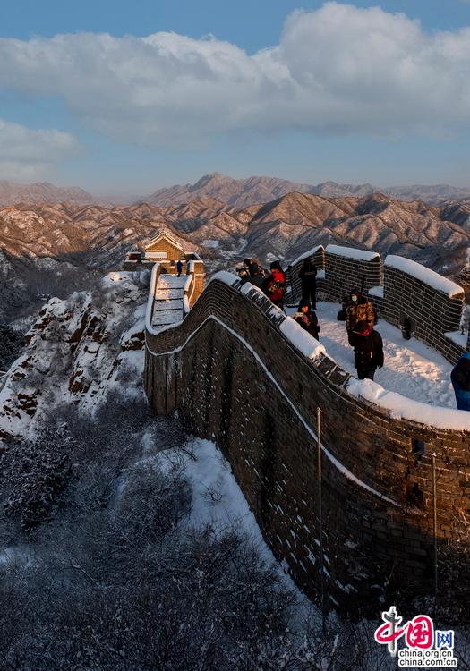 长城雪后展现中国之美金山岭灿烂凸显雄伟形象