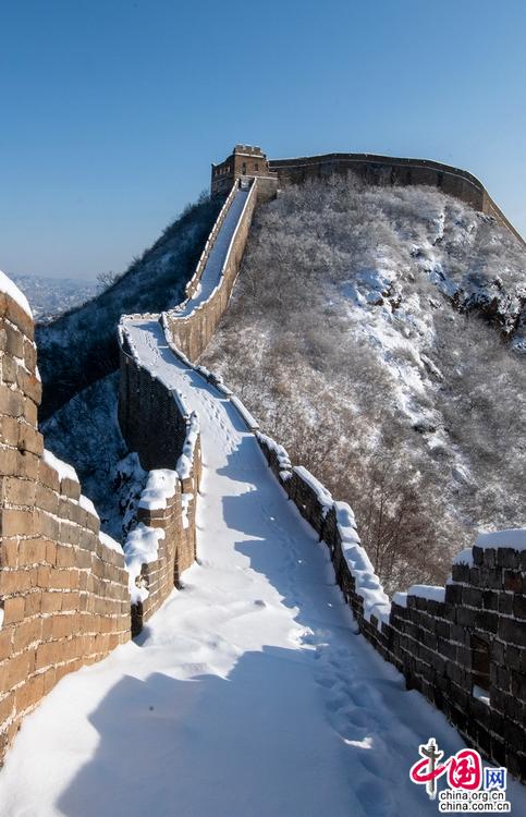 长城雪后展现中国之美金山岭灿烂凸显雄伟形象