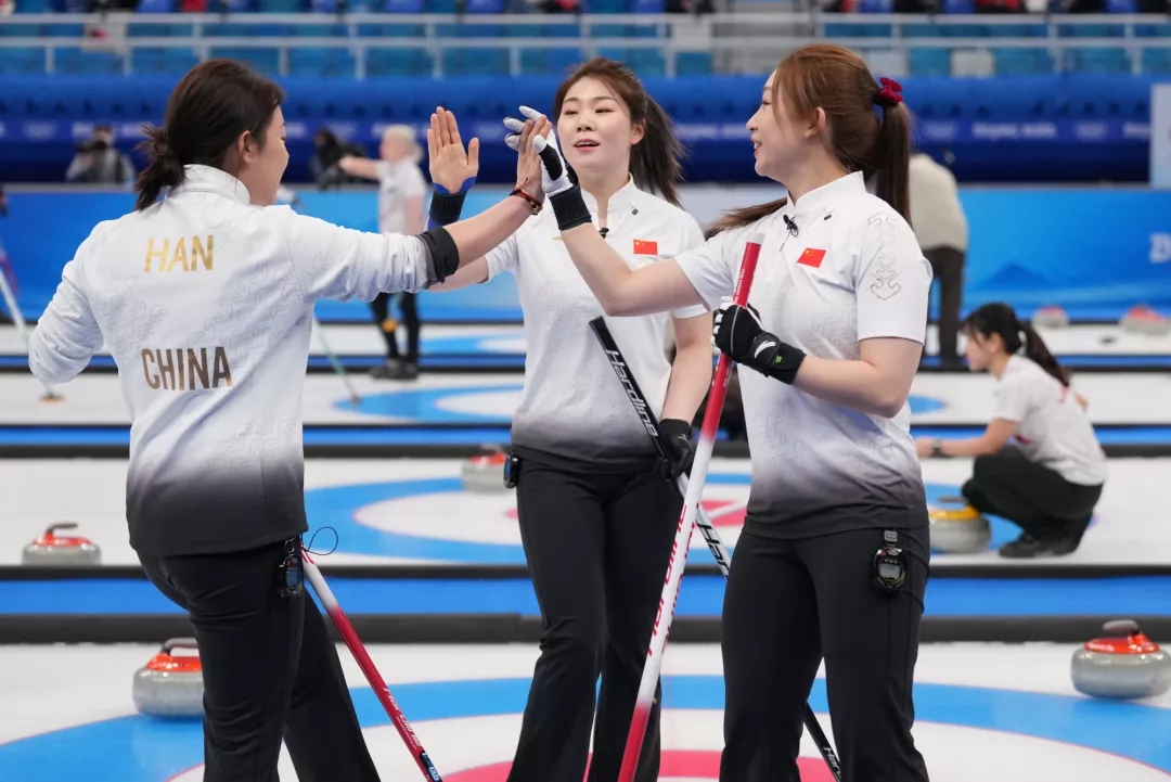 首胜中国女子冰壶队力克上届冠军