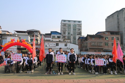 恩阳区茶坝中学召开高三学生誓师大会暨十八岁成人礼