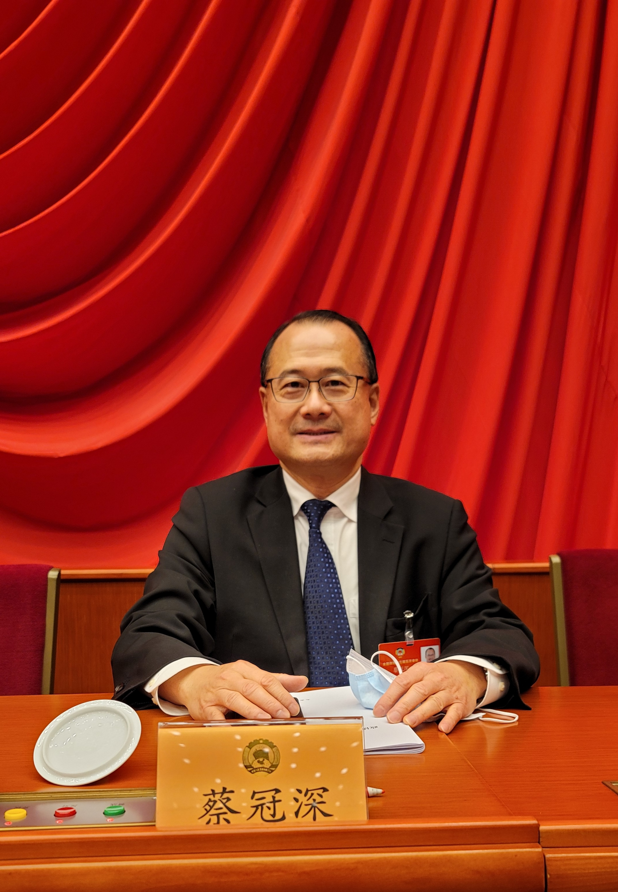 全国政协常委蔡冠深在人民大会堂 受访人供图在全国政协常委蔡冠深本